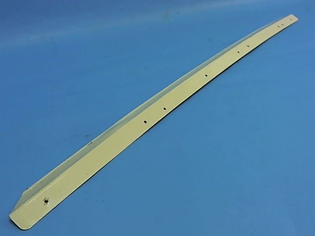76266-00 Piper - RETAINER - Center window top right