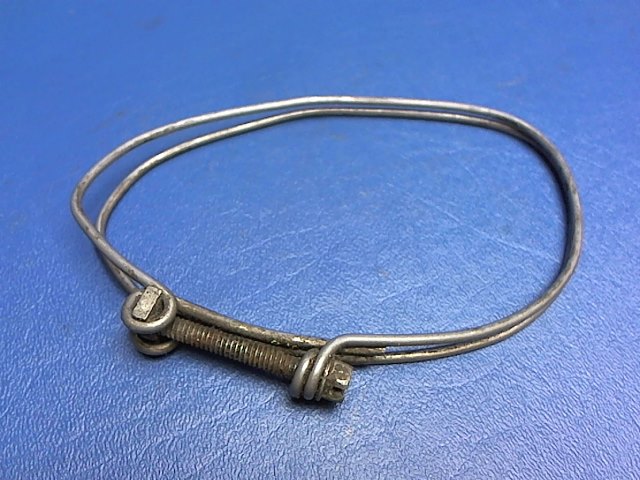 554 882 Piper - CLAMP - HOSE (SAE TY A-2 9/16) ( out of shape)