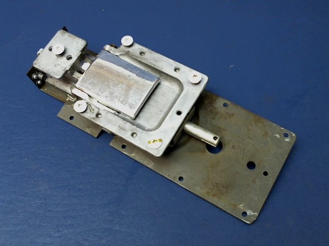 0413387-4 Cessna - CABIN DOOR LATCH RH