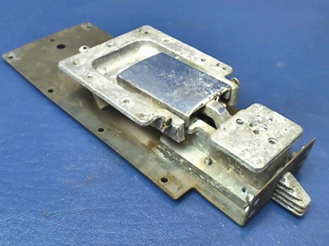 0413387-3 Cessna - CABIN DOOR LATCH LH