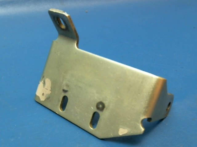 453 452 Piper - MOUNTING BRACKET - Brush (4E2032)