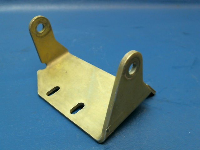 453 452 Piper - MOUNTING BRACKET - Brush (4E2032)