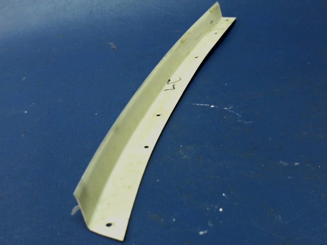 67371-00 Piper - RETAINER - Center window rear left