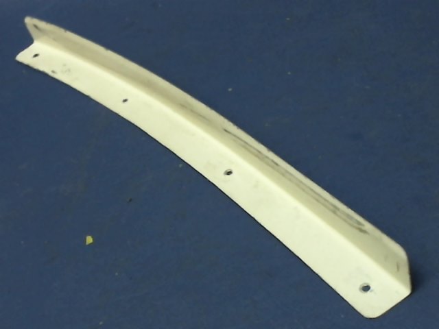 76267-00 Piper - RETAINER CENTER WINDOW REAR LEFT