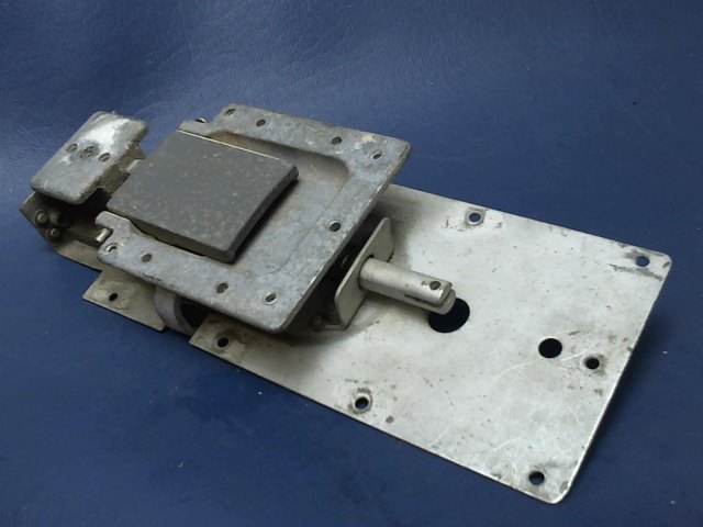 0413387-6 Cessna - CABIN DOOR LATCH RH (1 Handle Catch Broken)