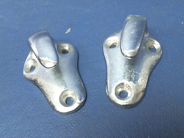 254-1 Cessna - CHROME LOCK HOOK-COAT HANGER SET OF TWO
