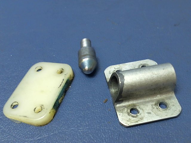 0710624-1 Cessna - CATCH SPRING - RH DOOR STOP