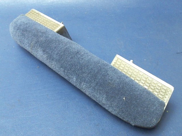 1414082-18 Cessna - ARMREST-Door Pull (cracked see details)