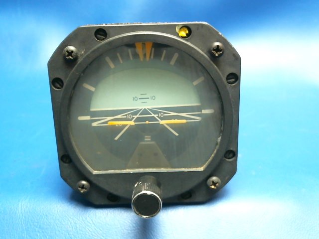 5000E-9 EDO-AIRE MITCHELL - AI - ATTITUDE GYRO (52D67) ( Autopilot Output ) (FACE A LITTLE CLOUDY)