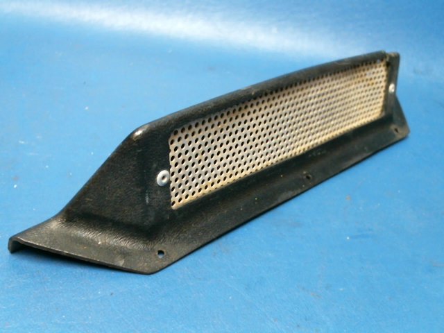 99252-10 Piper - COVER - Exhaust vent (Cracked)