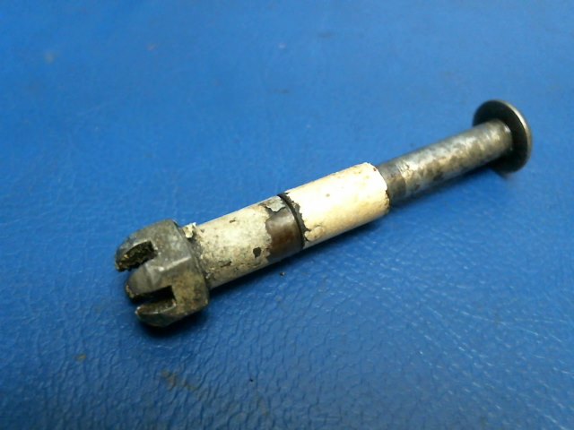 400 880 Piper - BOLT - (AN23-28) W/ Bushings (2)