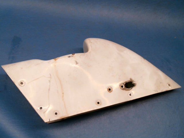 0531033-3 Cessna - Cap vertical Fin - Plastic (CRACKED - SEE DETAILS) TIP