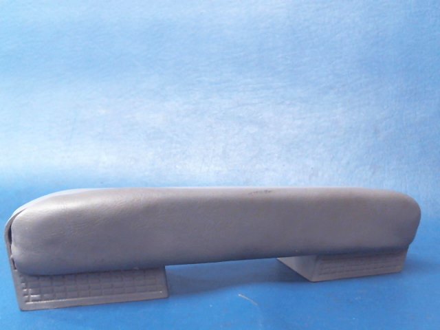 1414082-18 Cessna - ARMREST-Door Pull