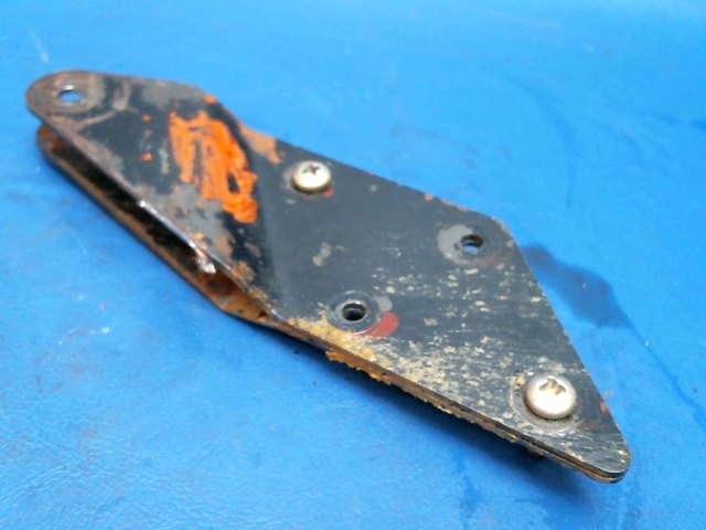 NPN Piper - LINK - Seat belt attachment RH