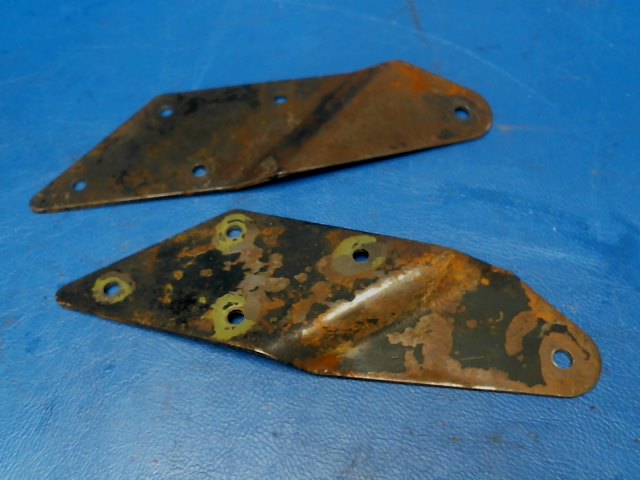 NPN Piper - LINK - Seat belt attachment RH