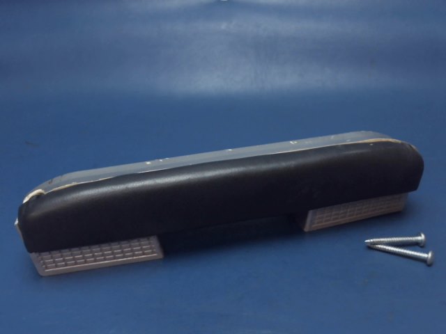 1414082-18 Cessna - Armrest-Rear RH (CRACKED/CHIPPED)