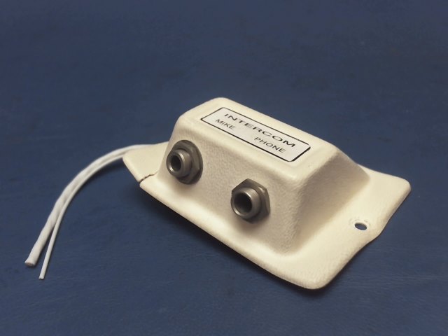 NPN Cessna - MIKE AND PHONE JACK COVER W/2 JACKS (CRACKED AT BOLT HOLE)